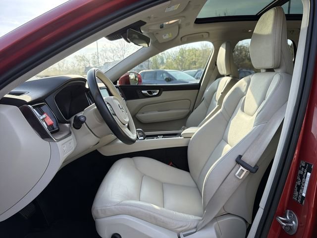 Used 2022 Volvo XC60 B5 Momentum image 11