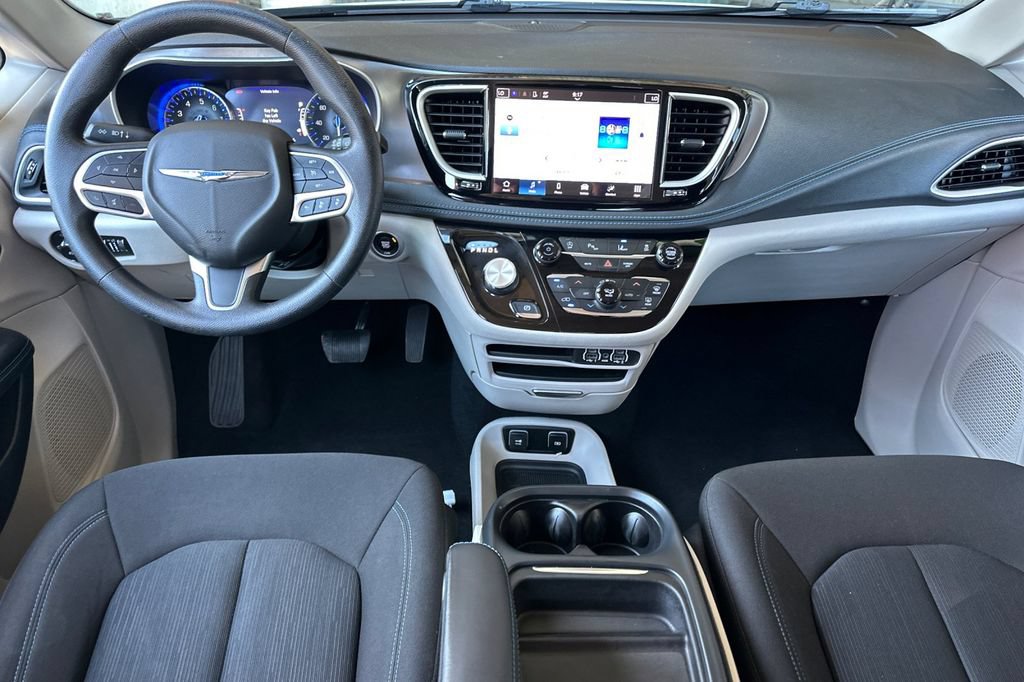 Used 2021 Chrysler Pacifica Touring FWD image 13