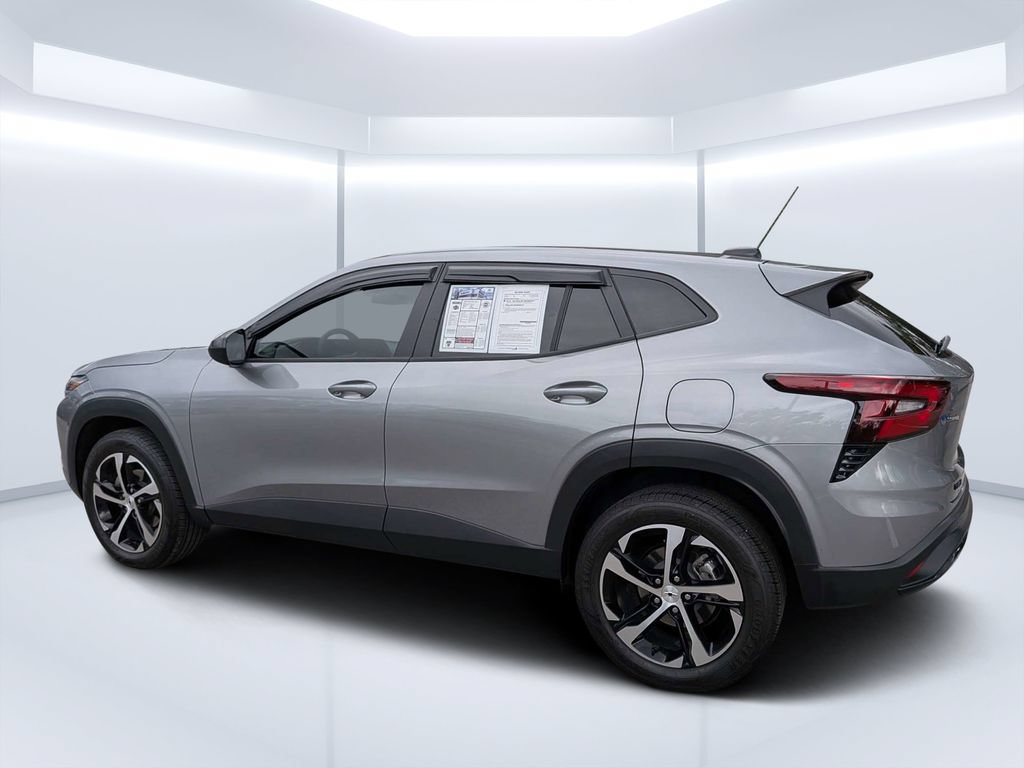Used 2025 Chevrolet Trax RS w/ Sunroof Package FWD image 5