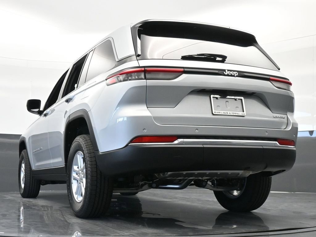 Used 2024 Jeep Grand Cherokee Laredo w/ Trailer Tow Package image 41