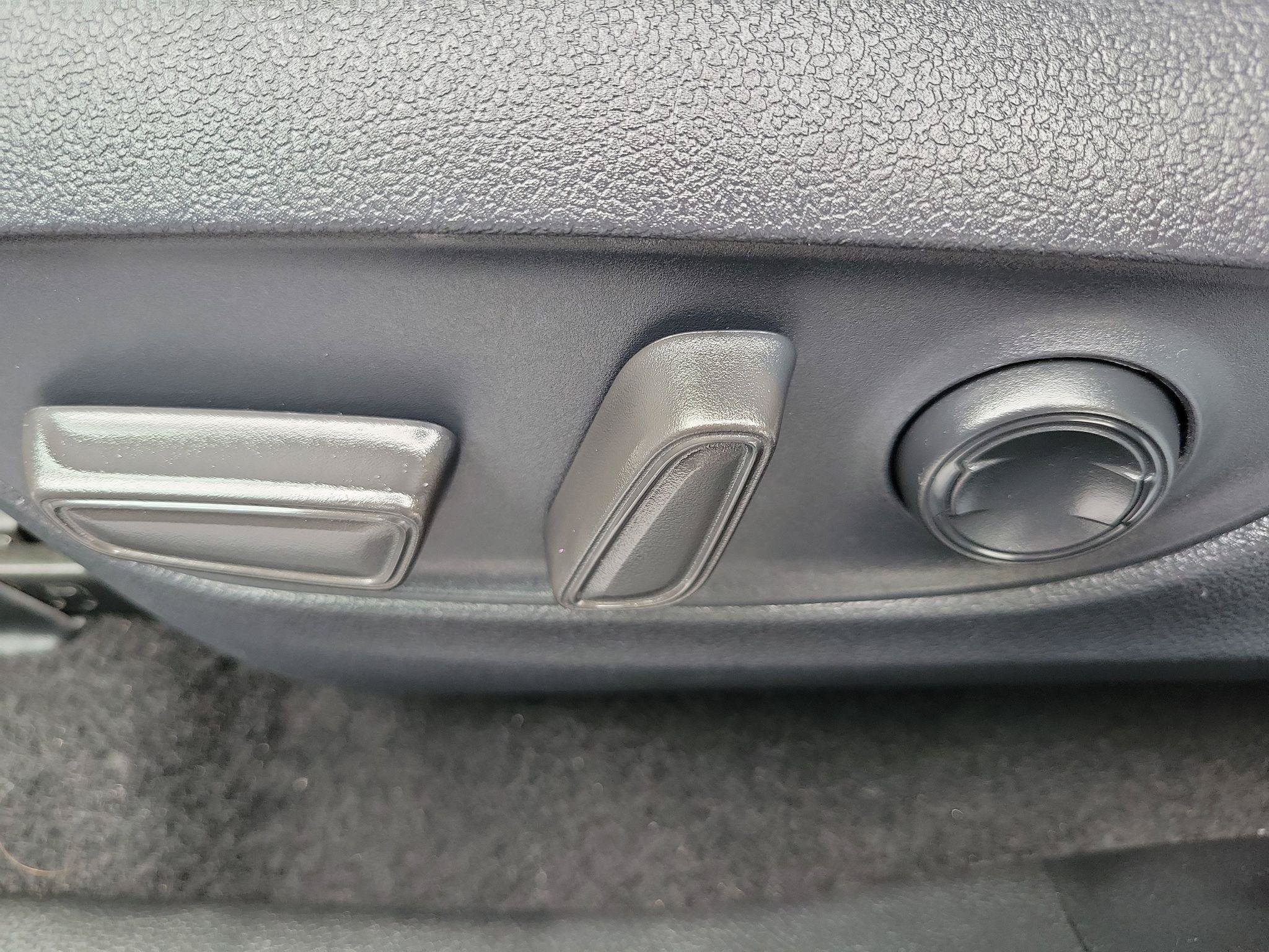 Used 2025 Toyota RAV4 XLE FWD image 7