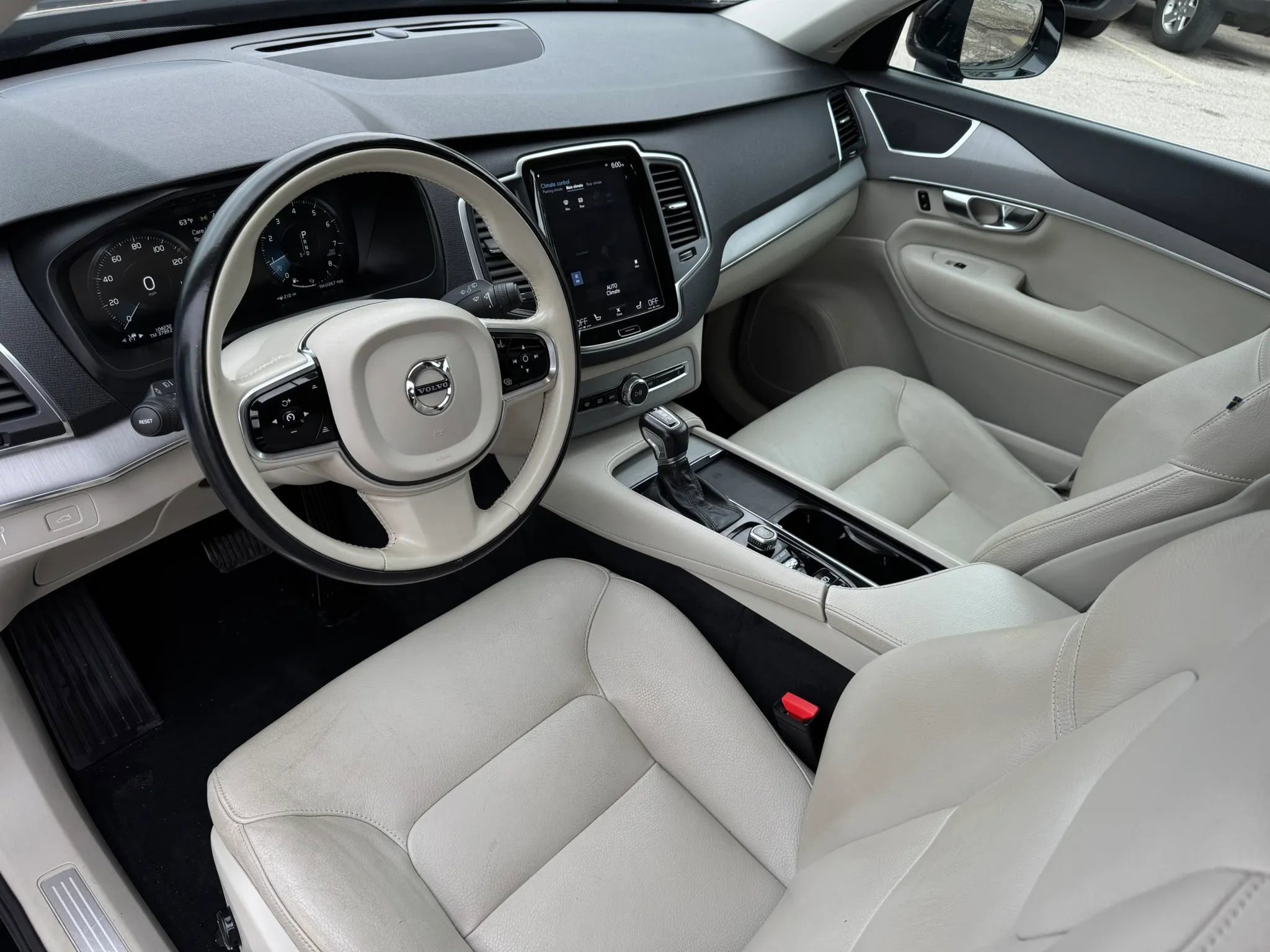 Used 2021 Volvo XC90 T5 Momentum w/ Climate Package FWD image 12