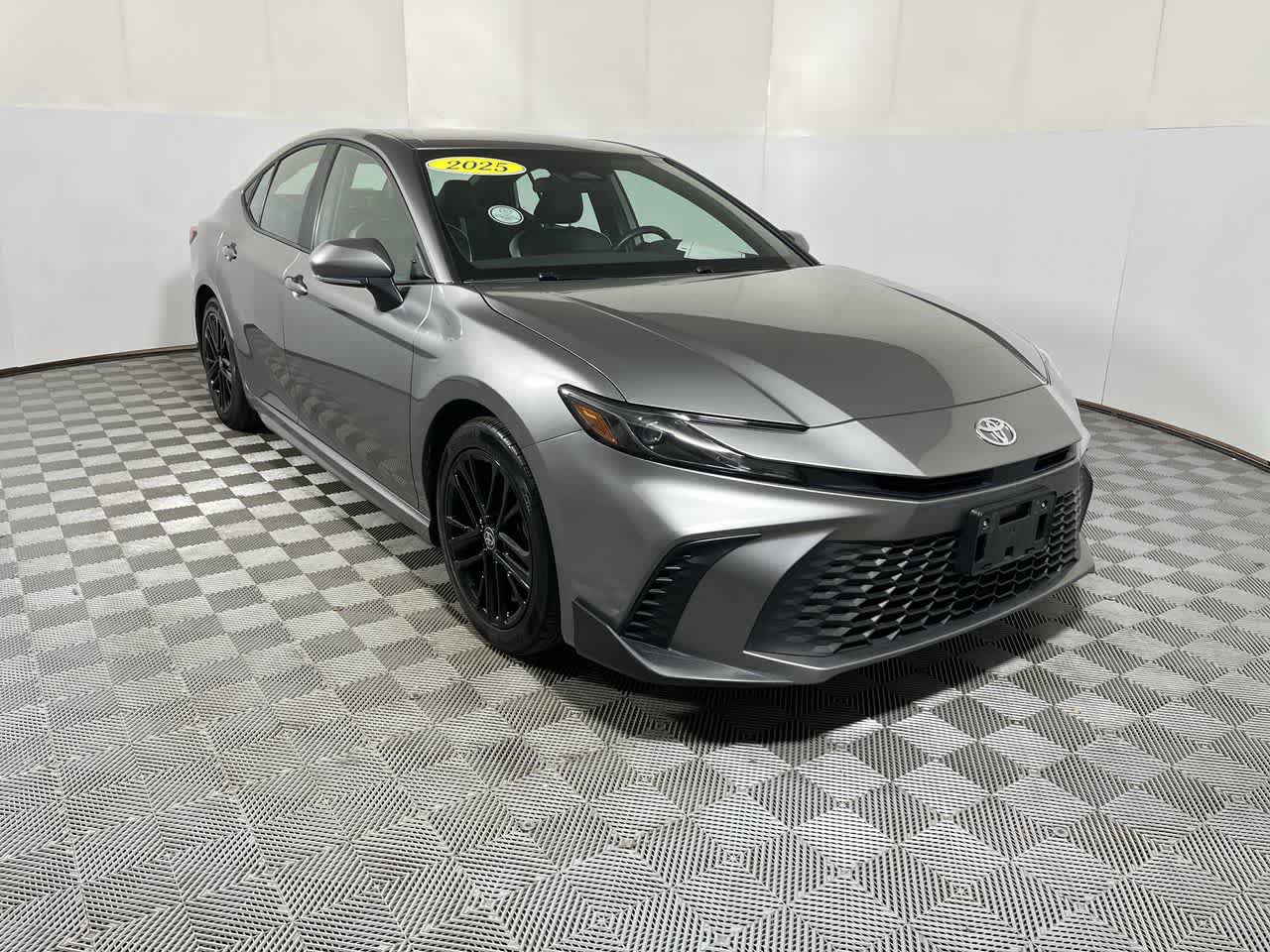 Used 2025 Toyota Camry SE FWD image 2
