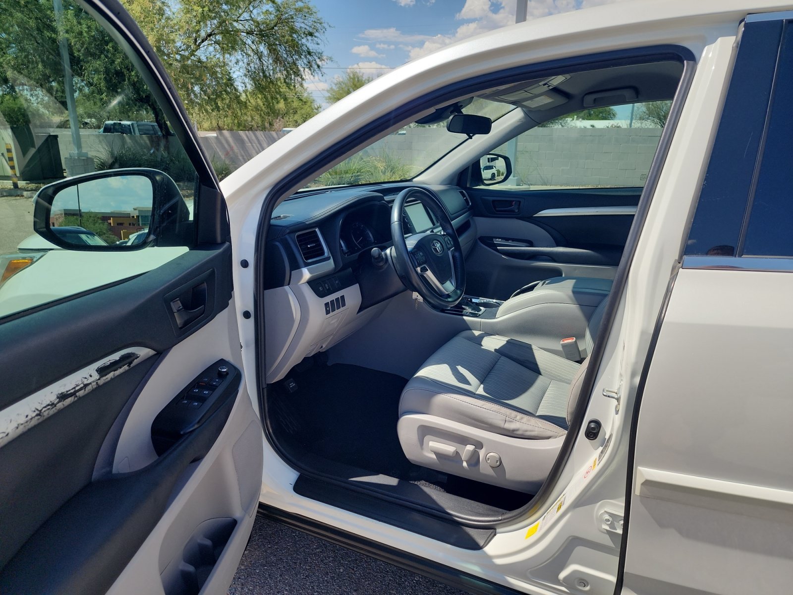Used 2019 Toyota Highlander Plus AWD/4WD image 14