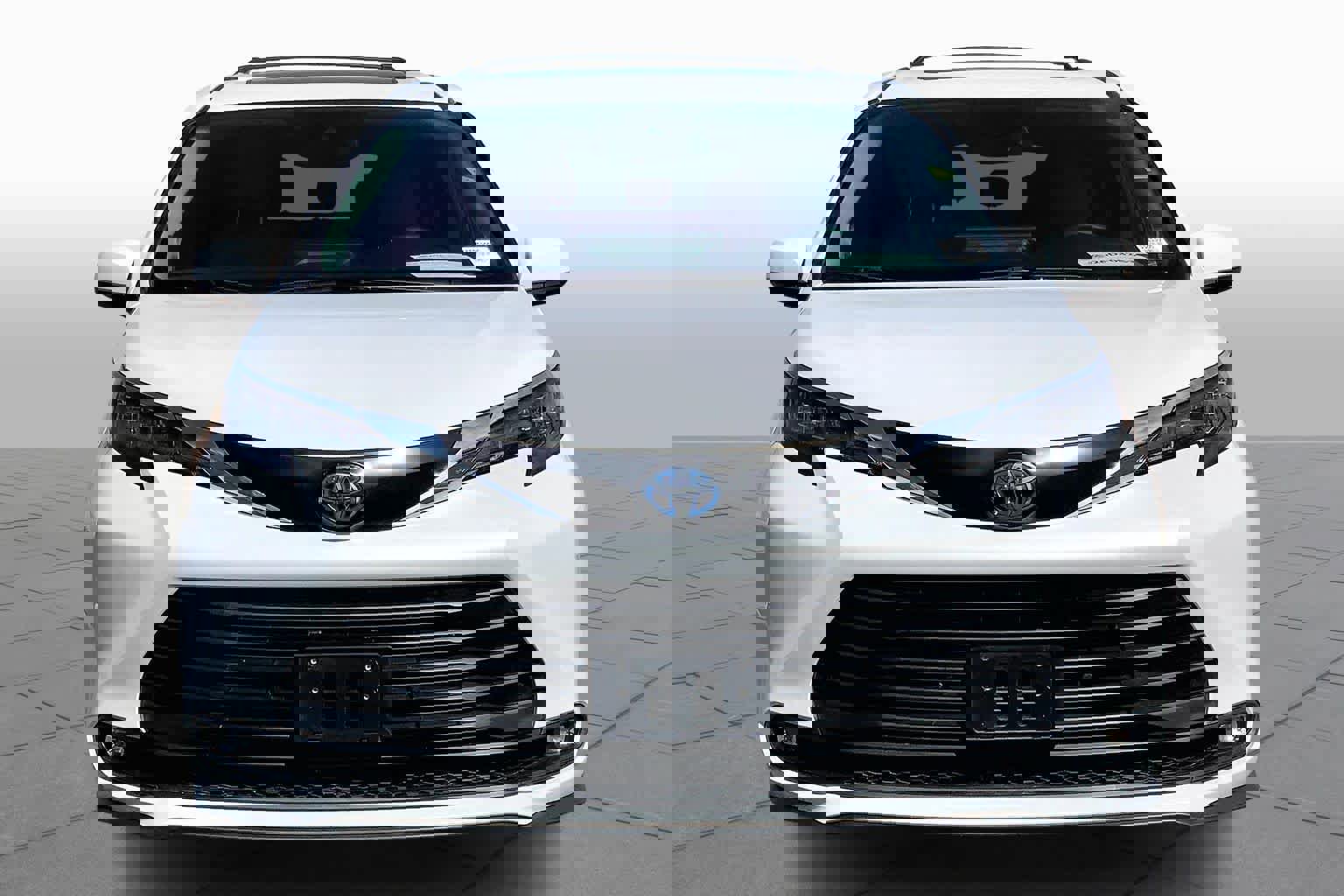 Used 2025 Toyota Sienna XLE w/ XLE Plus Package image 4