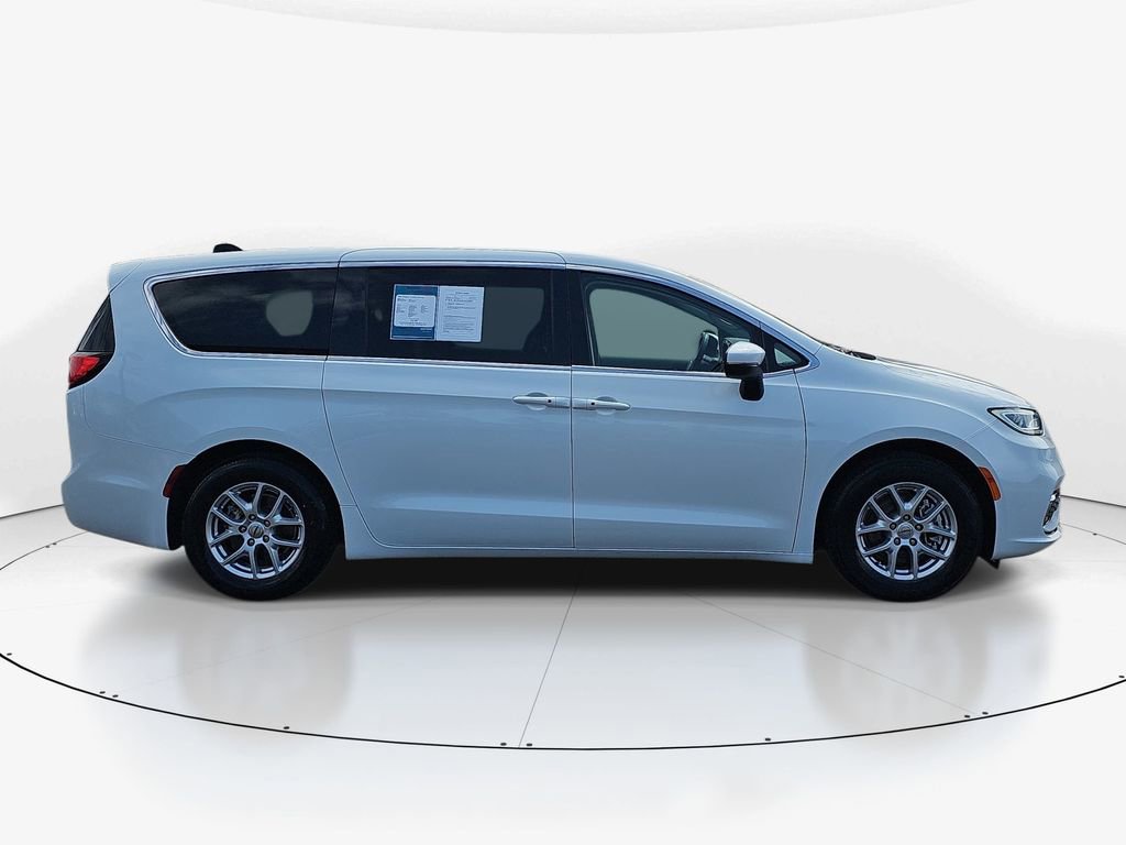 Used 2023 Chrysler Pacifica Touring-L image 4