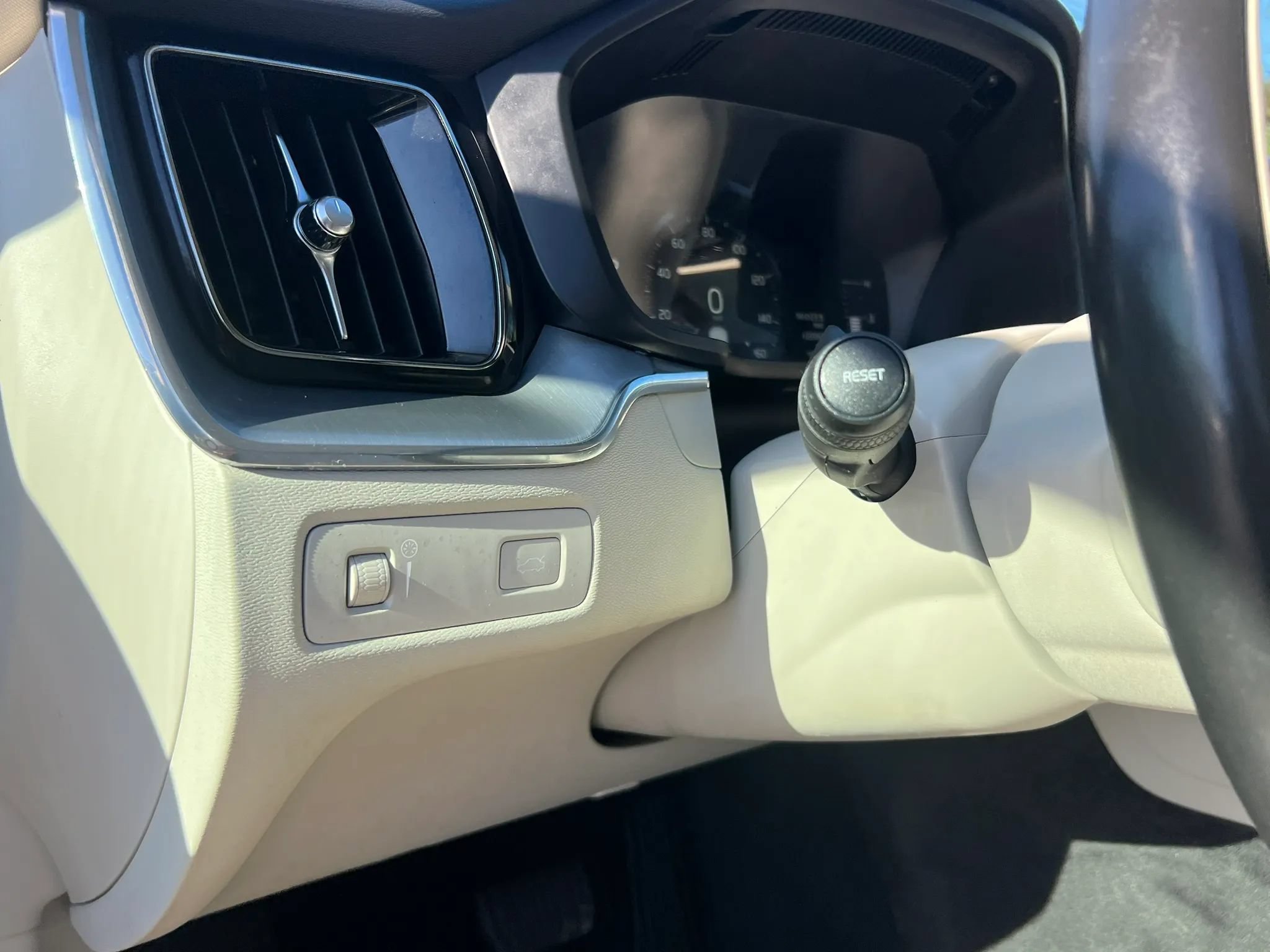 Used 2019 Volvo XC60 T5 Momentum w/ Premium Package AWD/4WD image 14