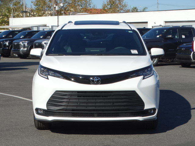New 2026 Toyota Sienna XLE Woodland Edition AWD/4WD image 3
