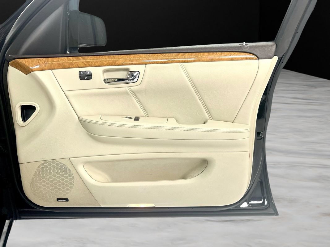 Used 2011 Cadillac DTS Platinum FWD image 40