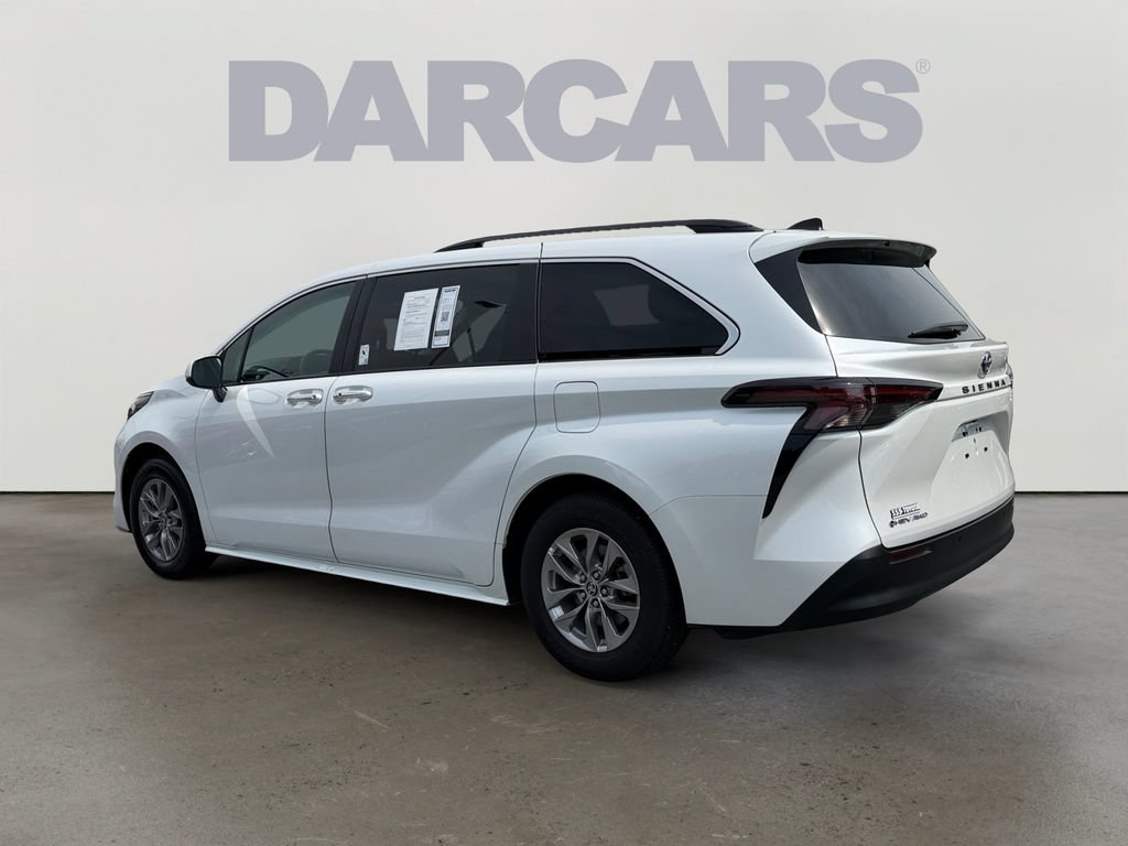 Used 2025 Toyota Sienna XLE AWD/4WD image 5