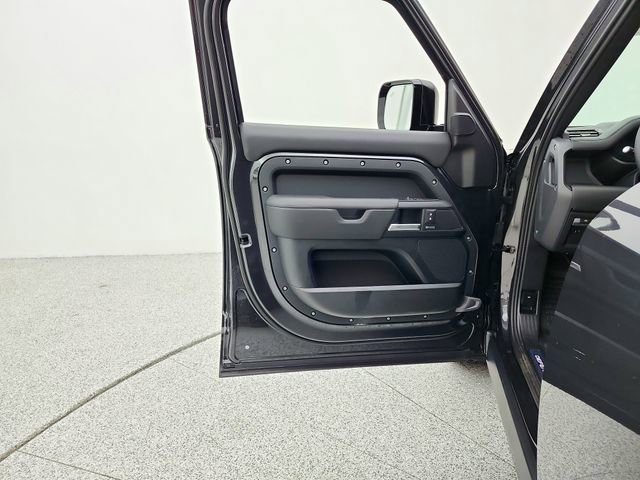 New 2026 Land Rover Defender 130 X-Dynamic SE image 27