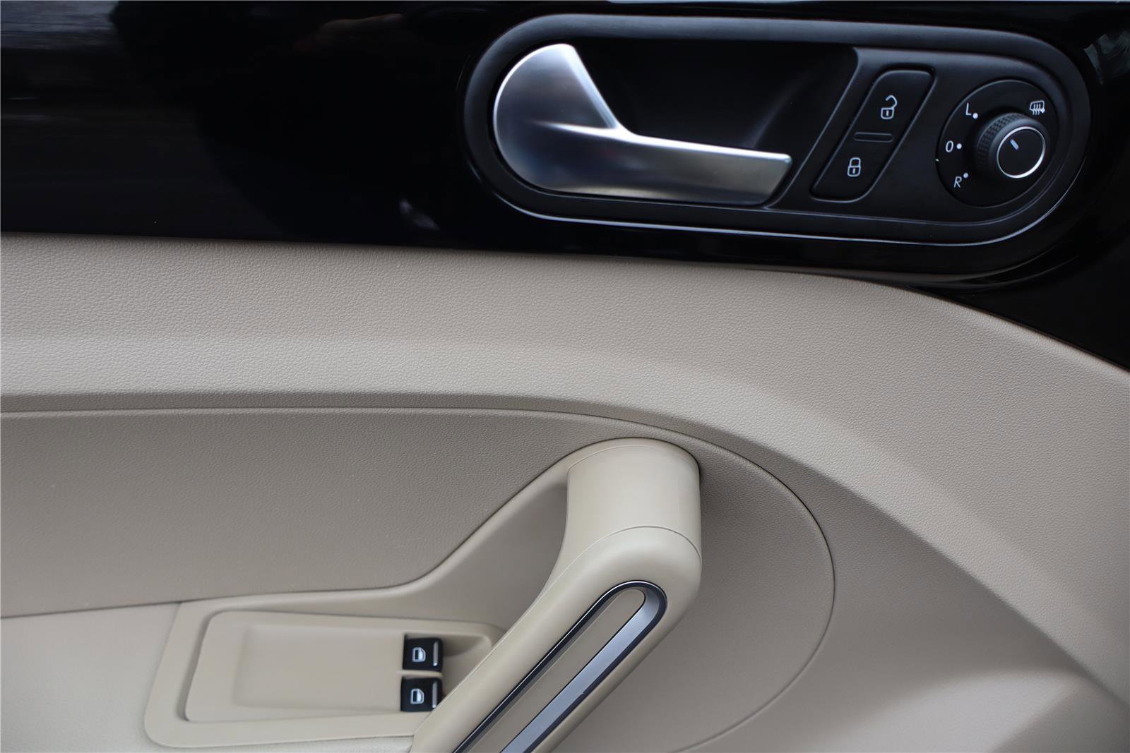 Used 2019 Volkswagen Beetle 2.0T SE w/ SE Premium Package image 13