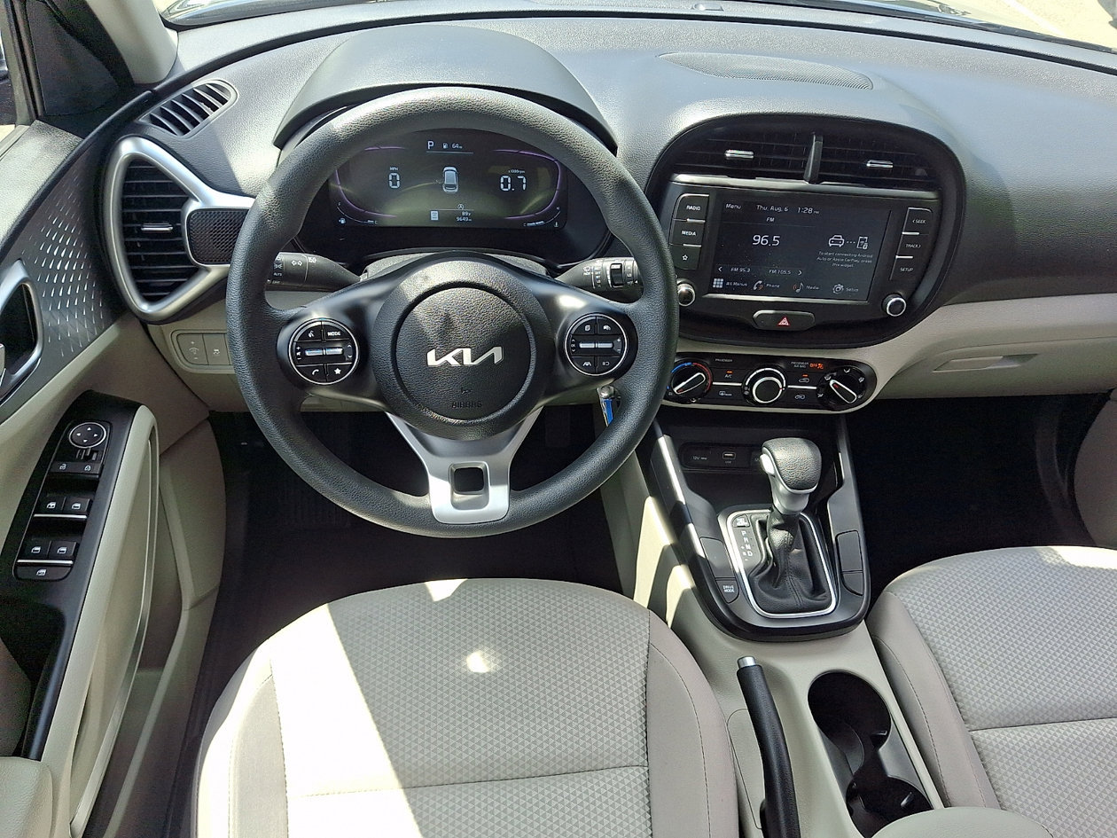 Used 2025 Kia Soul LX w/ LX Technology Package FWD image 11