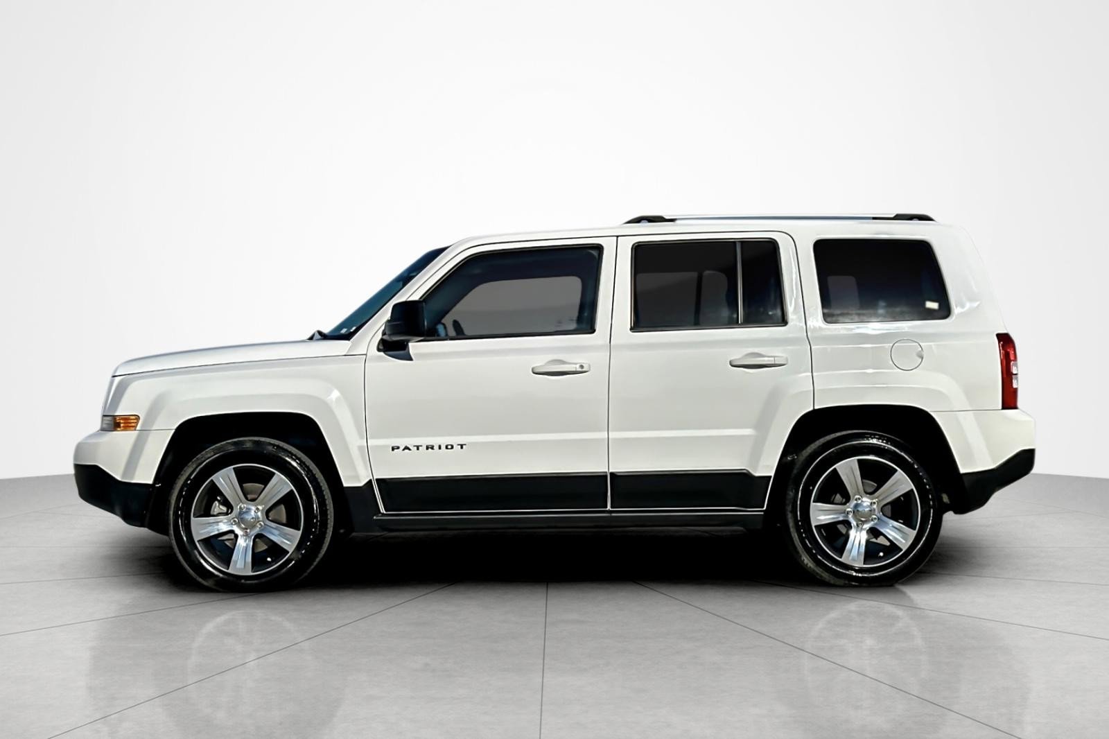 Used 2016 Jeep Patriot High Altitude image 2