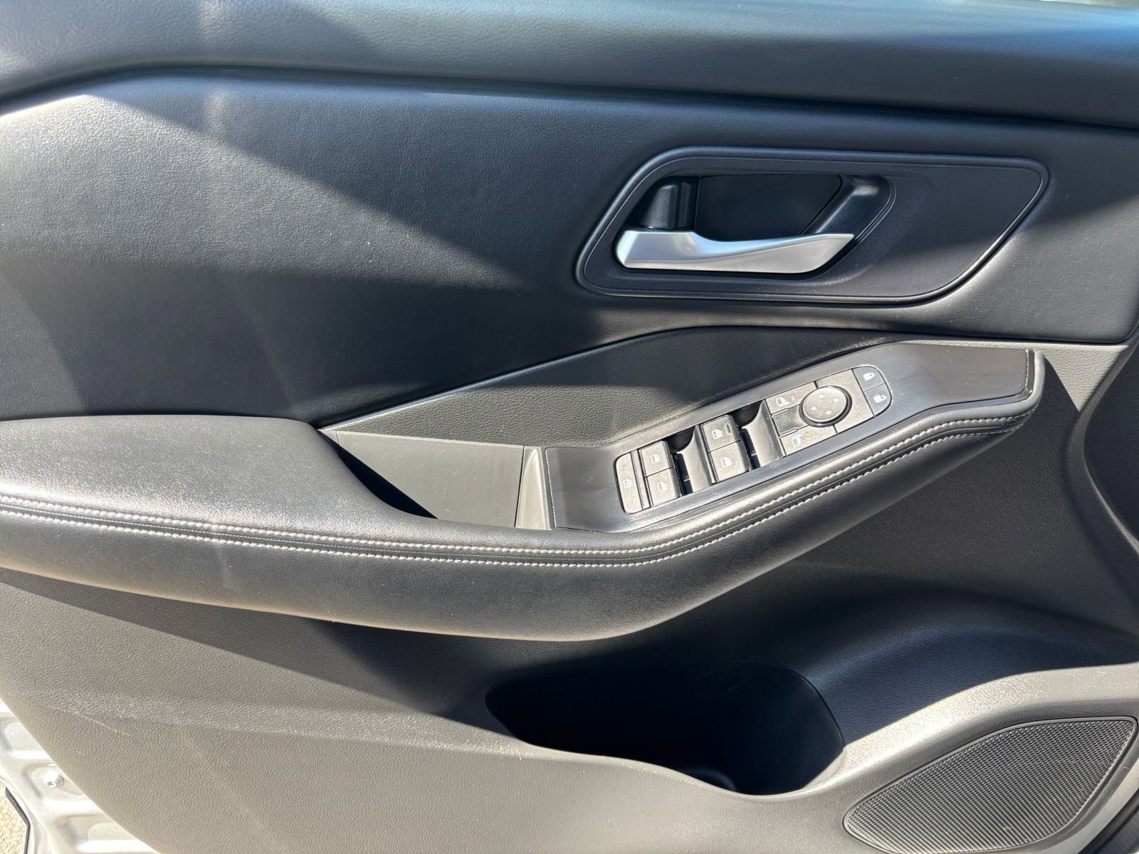 Used 2025 Nissan Rogue SV FWD image 18
