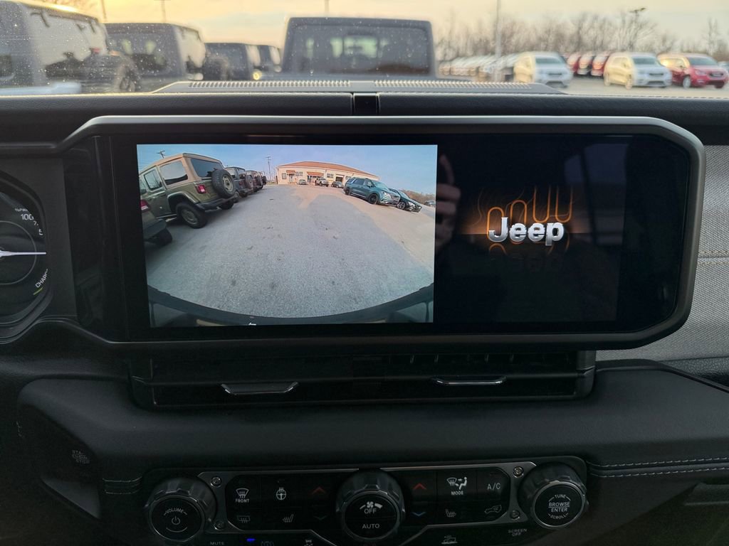 Used 2025 Jeep Wrangler Unlimited Sahara image 18