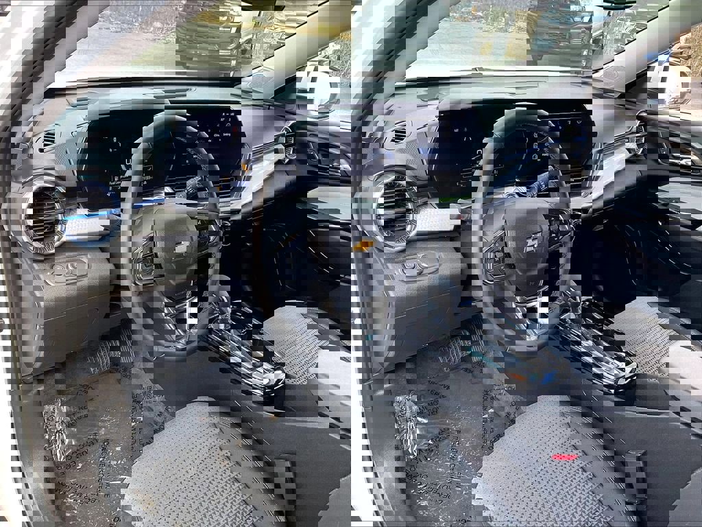 Used 2025 Chevrolet Trax LT w/ LT Convenience Package FWD image 8