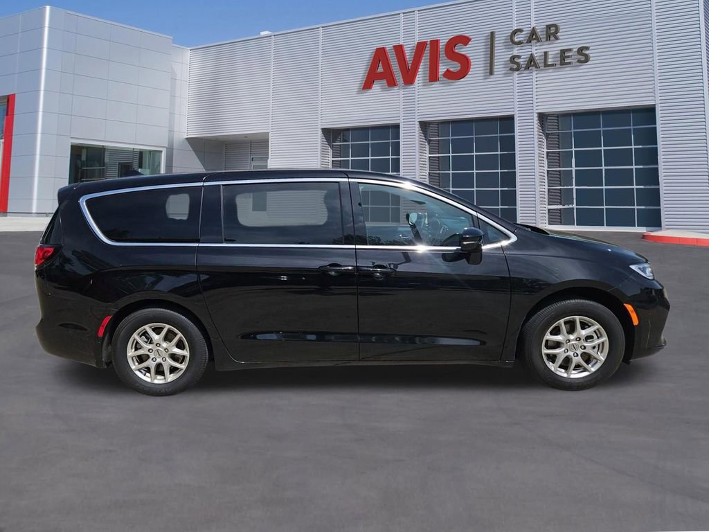 Used 2025 Chrysler Pacifica Select image 7