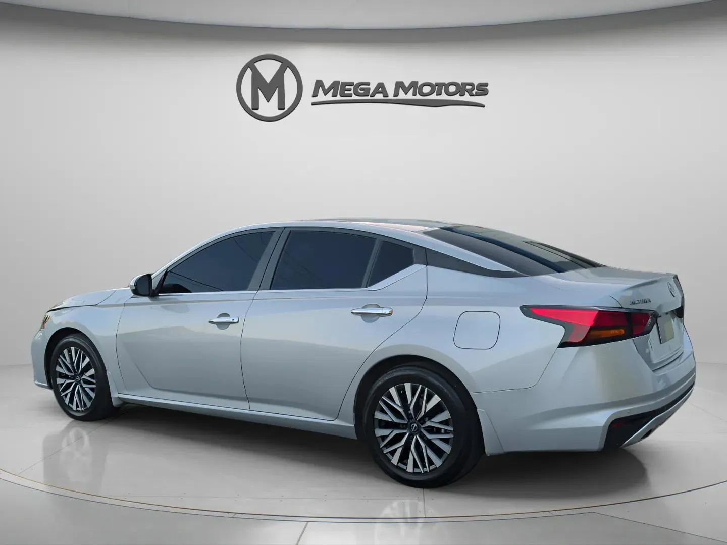 Used 2024 Nissan Altima 2.5 SV w/ SV Premium Package FWD image 4