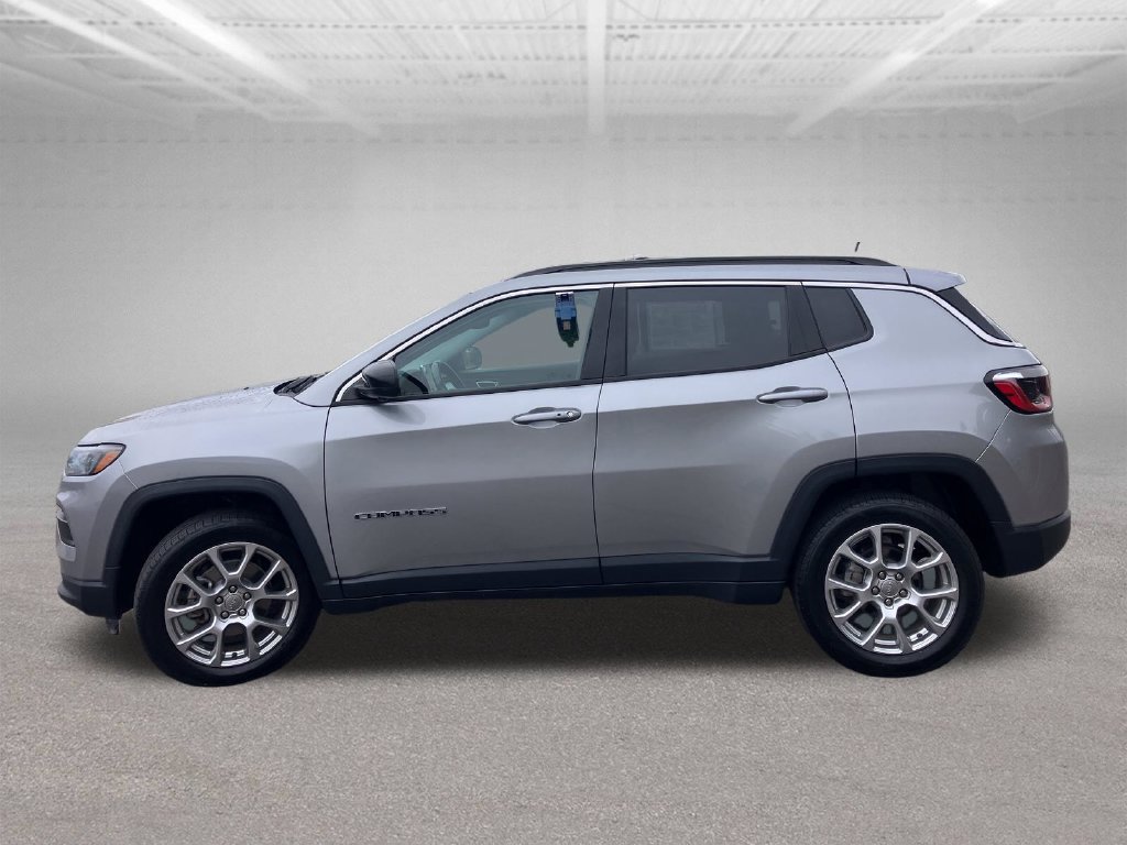 Used 2022 Jeep Compass Latitude w/ Sun and Sound Group AWD/4WD image 4