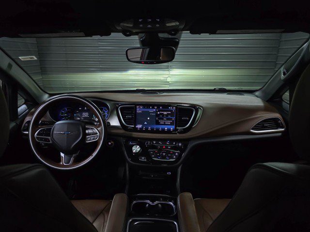 Used 2021 Chrysler Pacifica Limited w/ Uconnect Theater Family Group FWD image 11