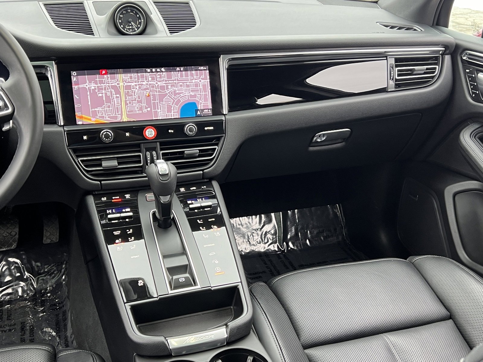 Certified 2025 Porsche Macan image 25