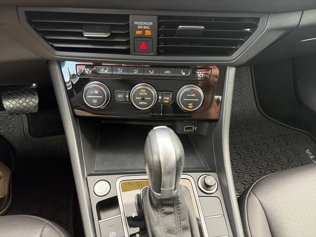 Used 2019 Volkswagen Jetta SE w/ Cold Weather Package FWD image 19