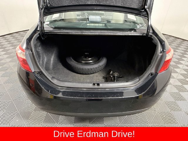 Used 2018 Toyota Corolla LE FWD image 34