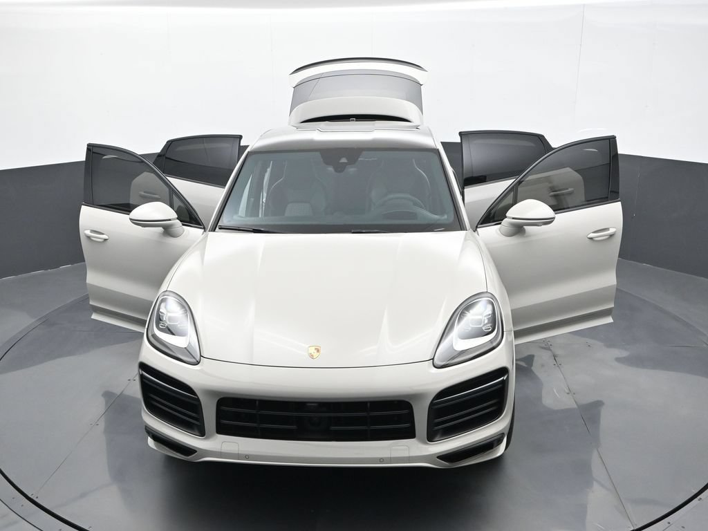 Certified 2021 Porsche Cayenne Turbo S w/ Lightweight Sport Package AWD/4WD image 32