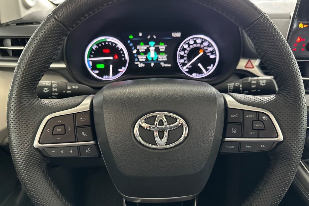 Used 2023 Toyota Sienna Limited image 24