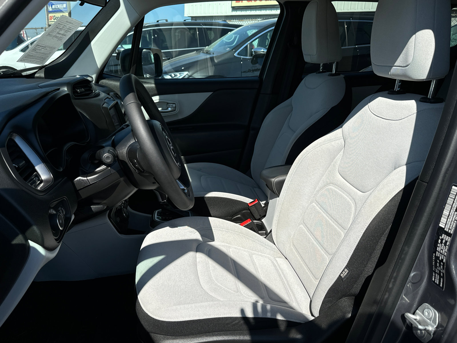 Used 2022 Jeep Renegade Latitude AWD/4WD image 8