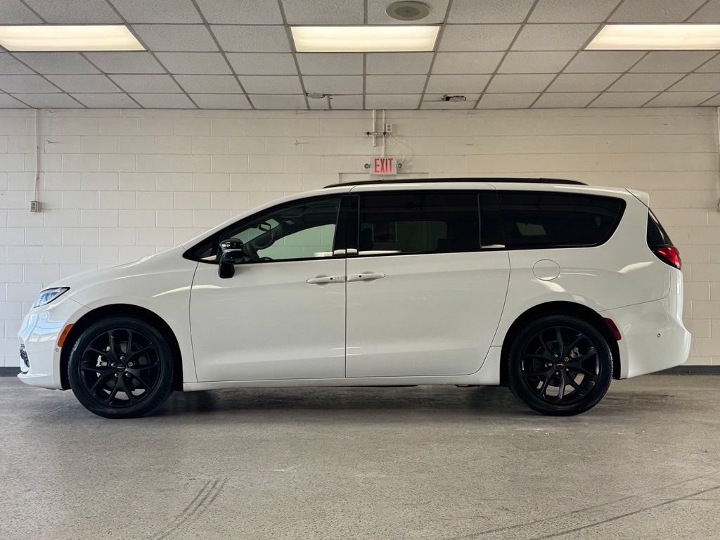Certified 2023 Chrysler Pacifica Limited w/ Uconnect Theater Family Group FWD image 9