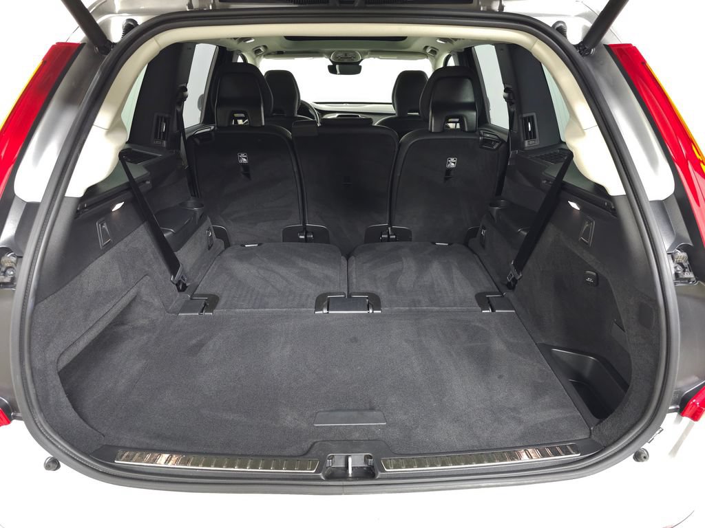 Certified 2025 Volvo XC90 B6 Plus w/ Protection Package AWD/4WD image 8