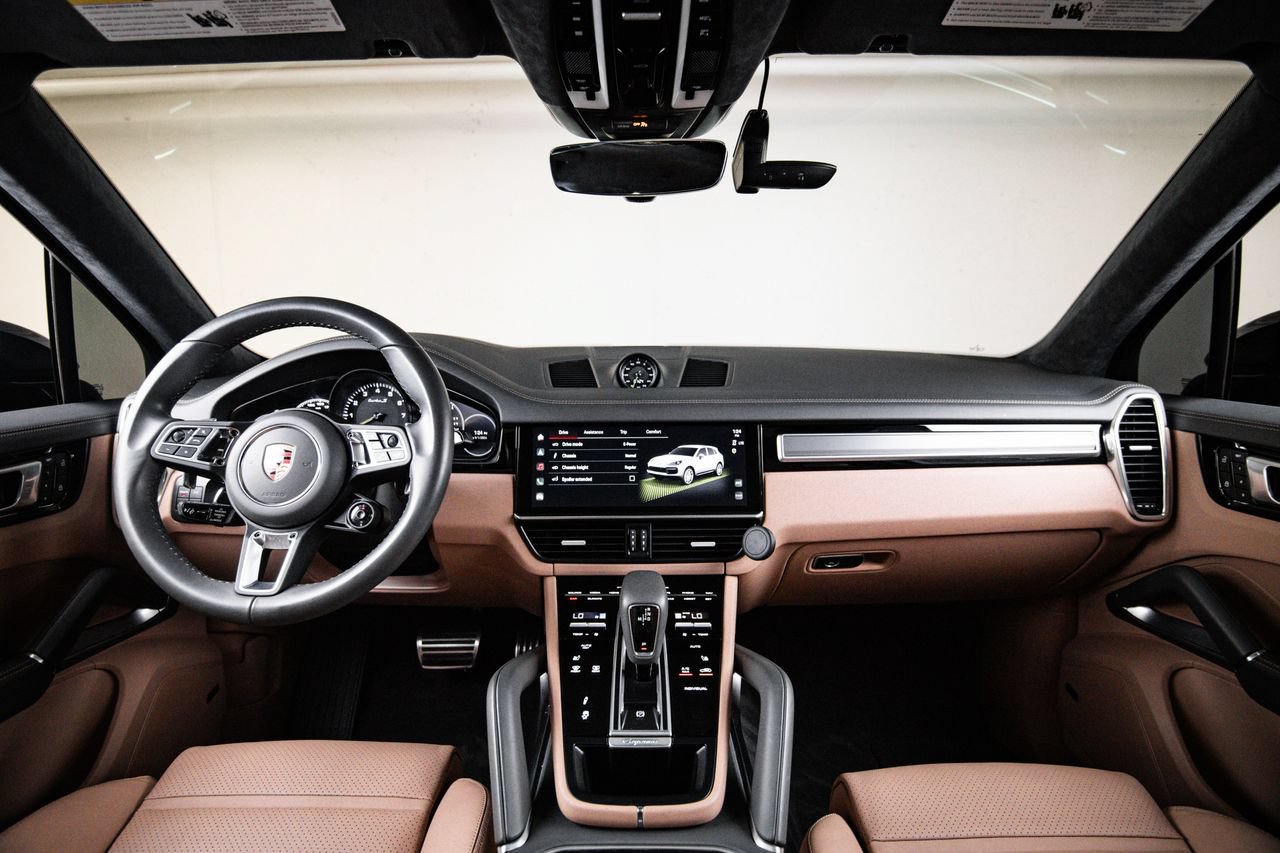 Certified 2022 Porsche Cayenne Turbo S AWD/4WD image 25