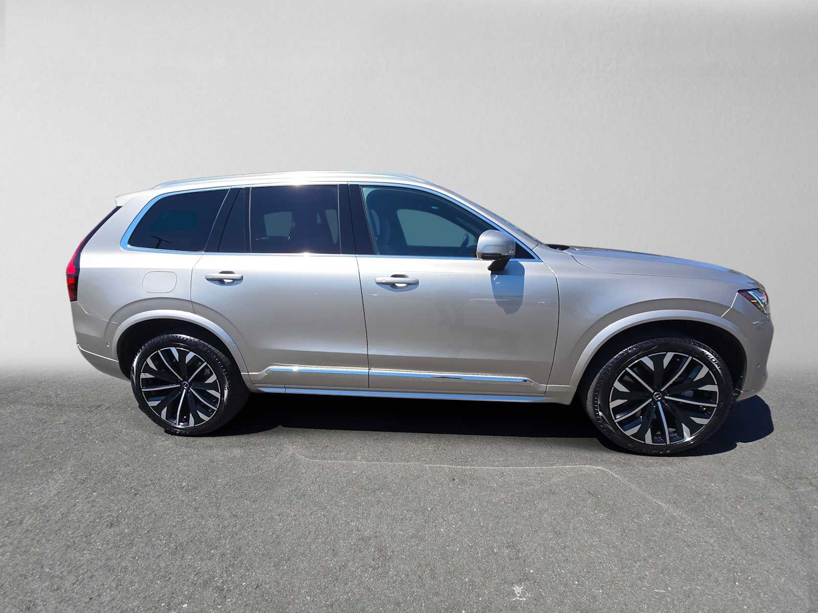 Used 2026 Volvo XC90 T8 Plus w/ Protection Package Premier AWD/4WD image 2