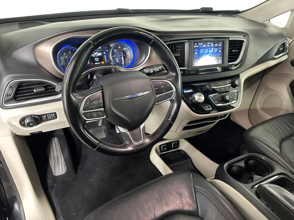 Used 2018 Chrysler Pacifica Touring-L FWD image 9