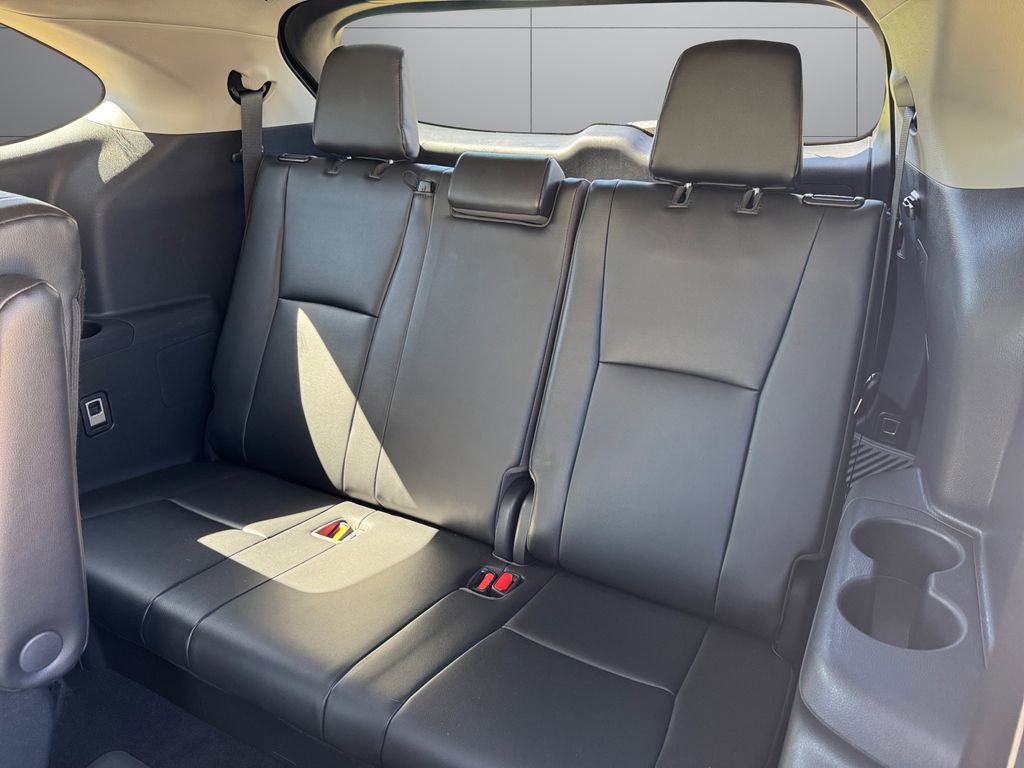 Used 2021 Toyota Highlander XLE AWD/4WD image 16