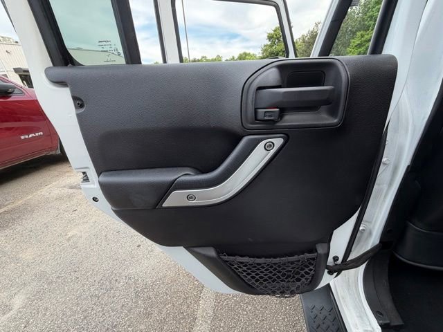 Used 2014 Jeep Wrangler Unlimited Sahara w/ Connectivity Group AWD/4WD image 13