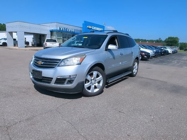 Used 2017 Chevrolet Traverse LT w/ Style and Technology Package FWD image 3