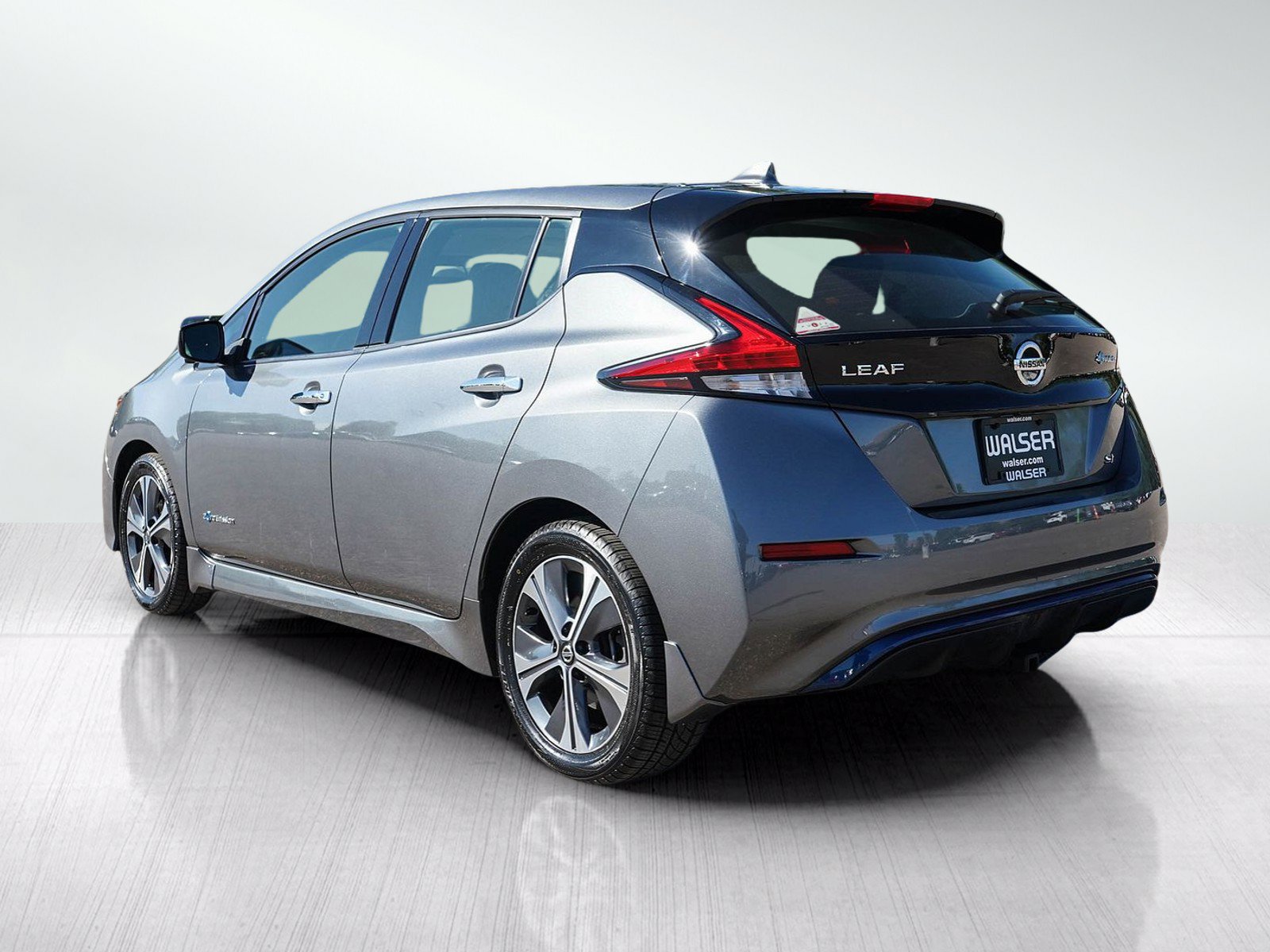 Used 2018 Nissan Leaf SL w/ SL Technology Package FWD image 3