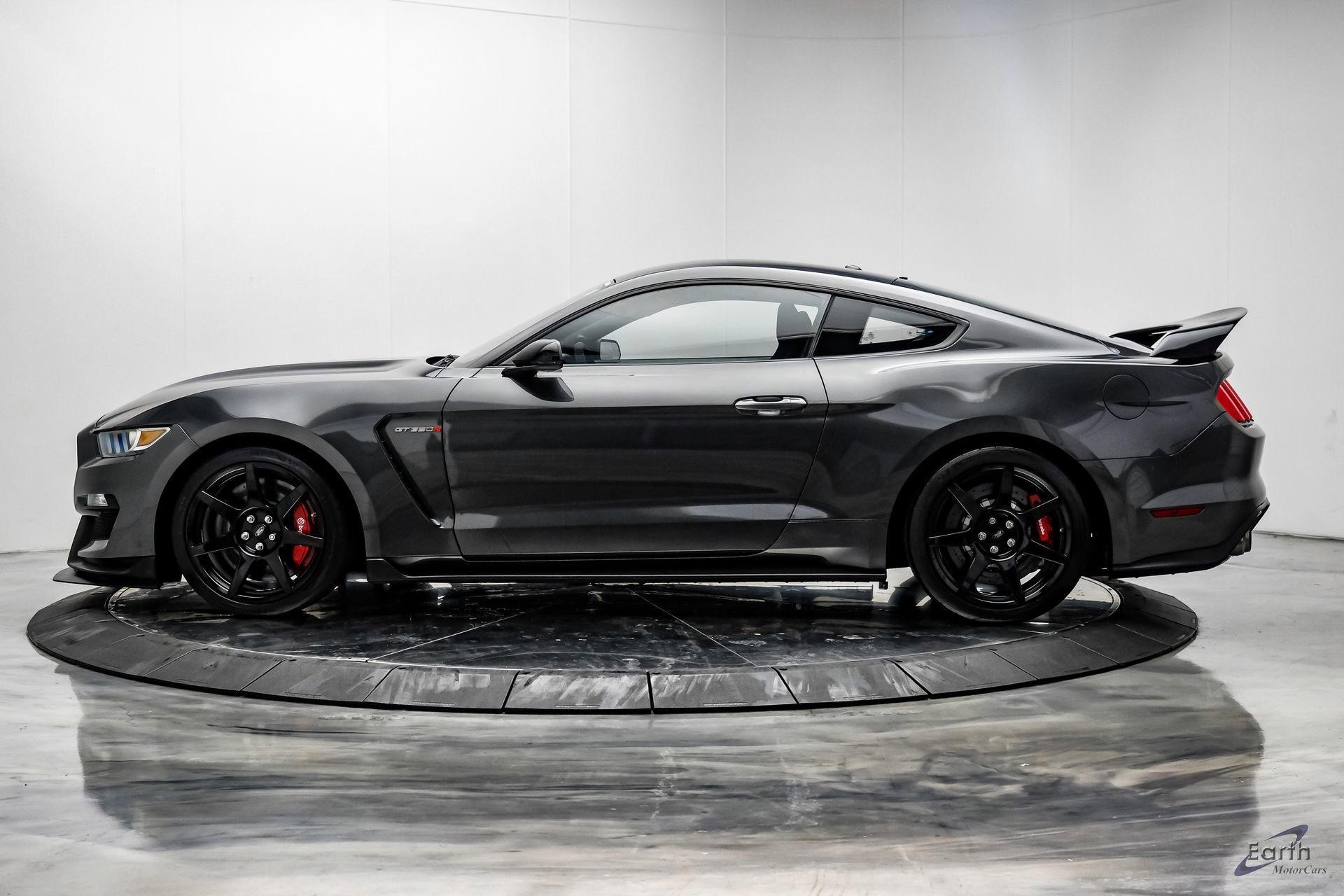 Used 2016 Ford Mustang Shelby GT350R w/ GT350R Equipment Group 920A RWD image 7