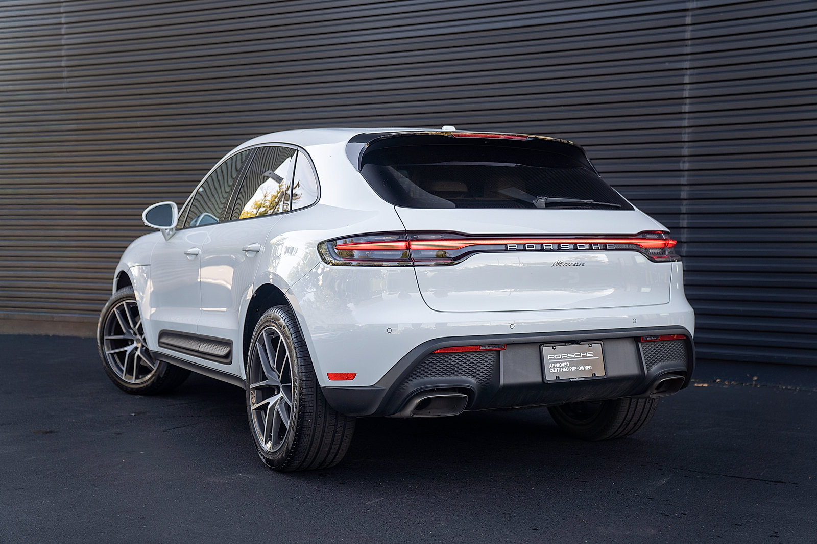 Used 2026 Porsche Macan AWD/4WD image 3