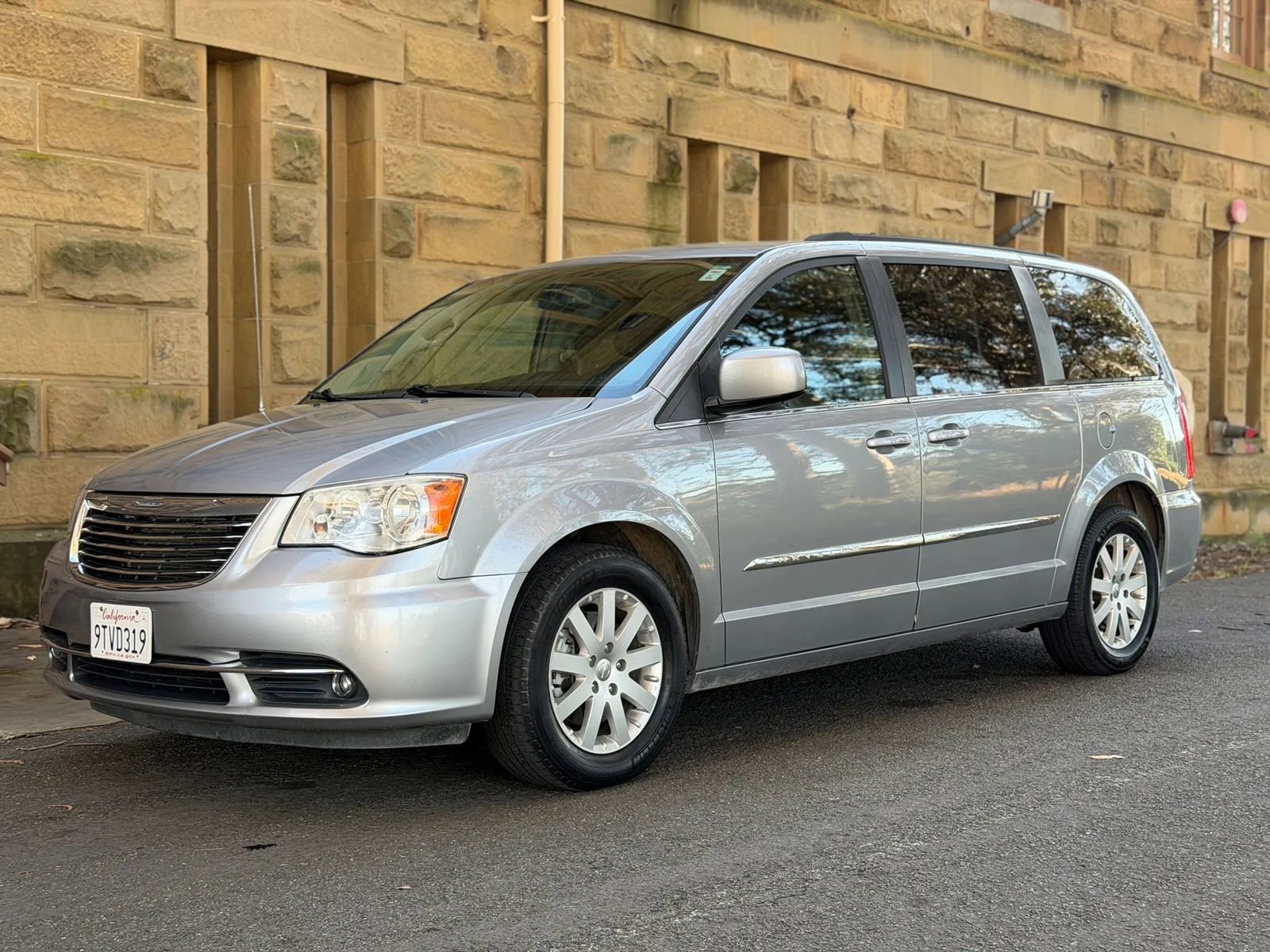 Used 2015 Chrysler Town & Country Touring FWD image 36