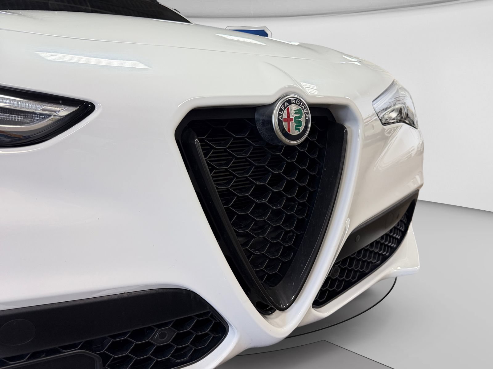 Used 2022 Alfa Romeo Stelvio Veloce AWD/4WD image 11