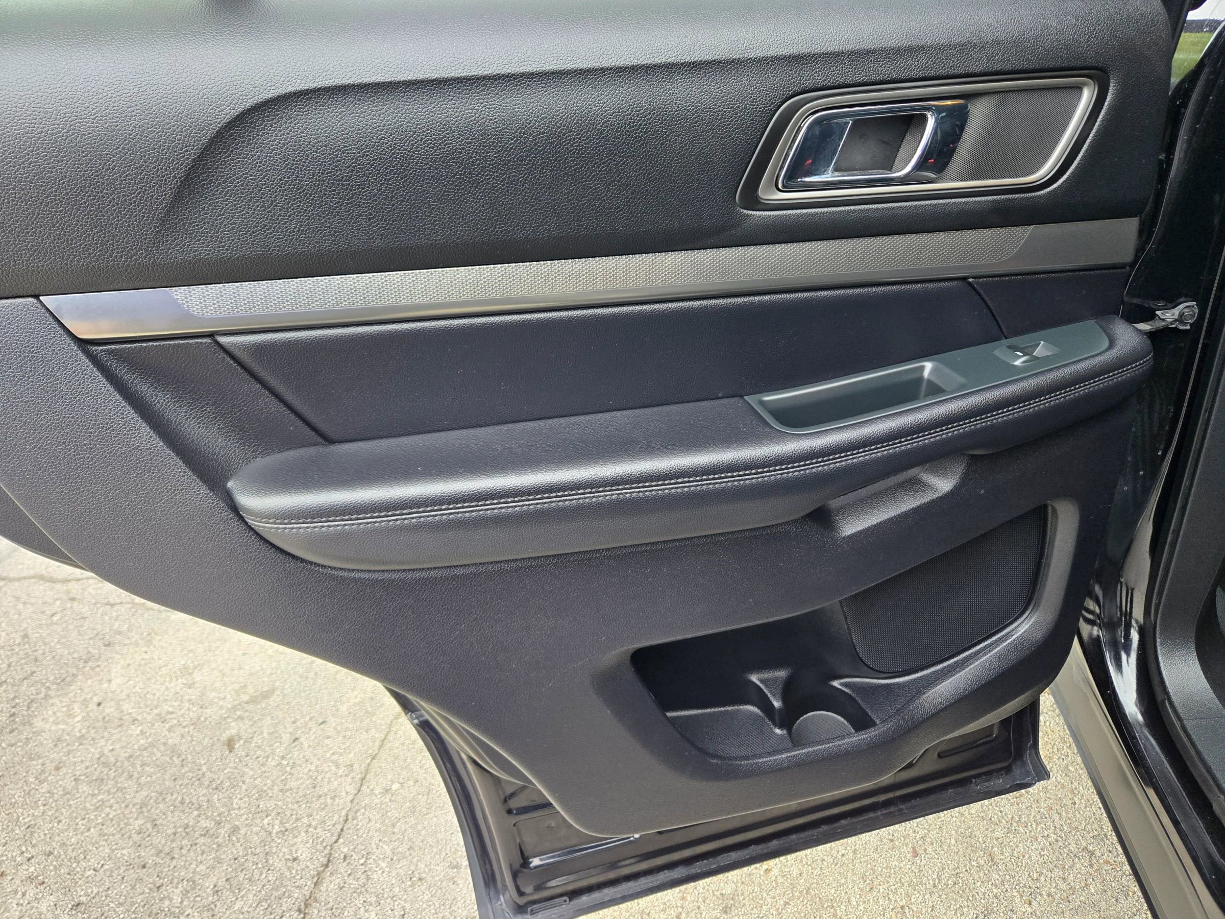 Used 2019 Ford Explorer XLT w/ Equipment Group 202A AWD/4WD image 53