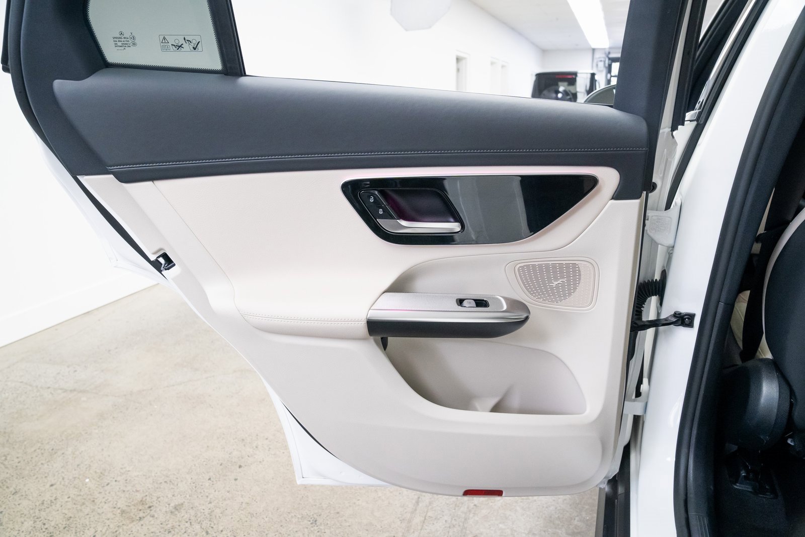 Used 2025 Mercedes-Benz GLC 350e 4MATIC image 19