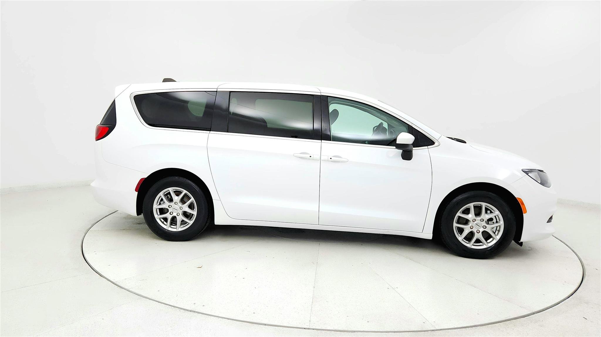 Used 2023 Chrysler Voyager LX FWD image 6