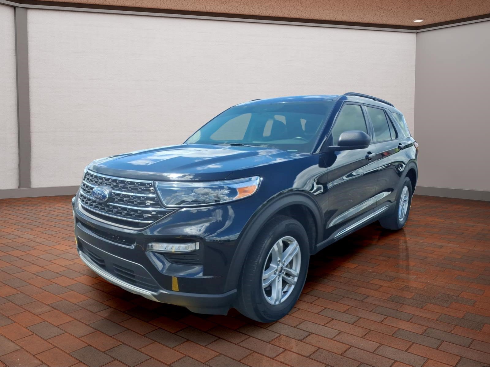 Used 2023 Ford Explorer XLT w/ Equipment Group 202A AWD/4WD image 4