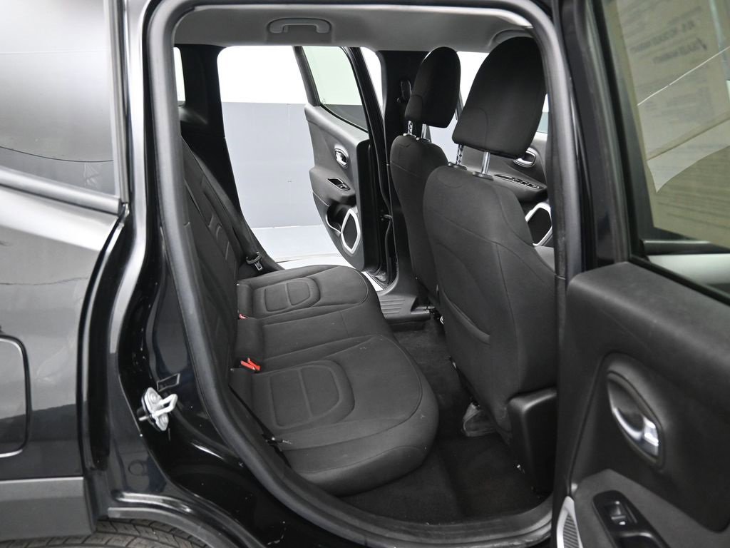 Used 2018 Jeep Renegade Latitude w/ Cold Weather Group image 31