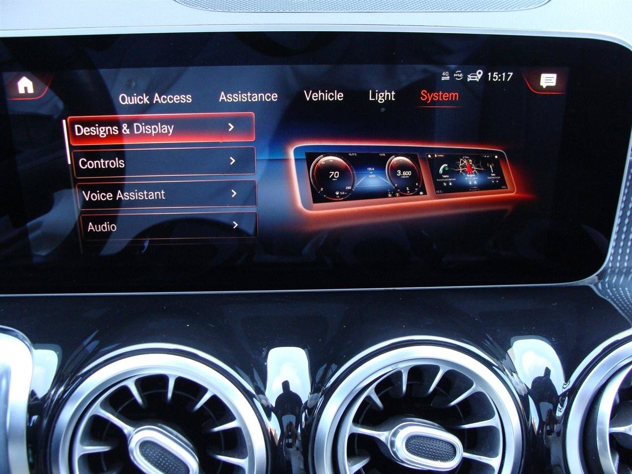 Used 2020 Mercedes-Benz GLB 250 4MATIC w/ Premium Package image 25